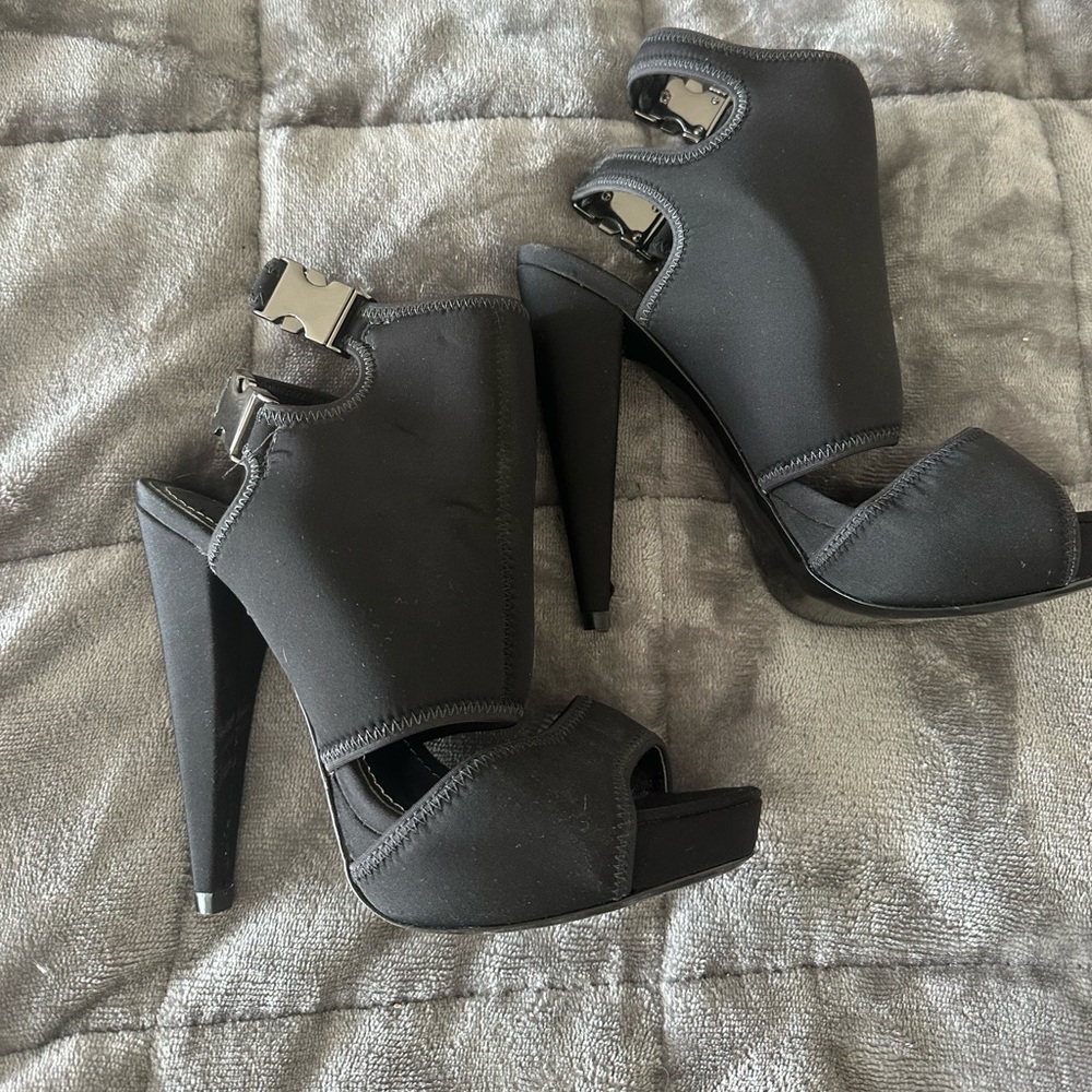 Elegant Black Women's Shoes - Picture 2 of 6